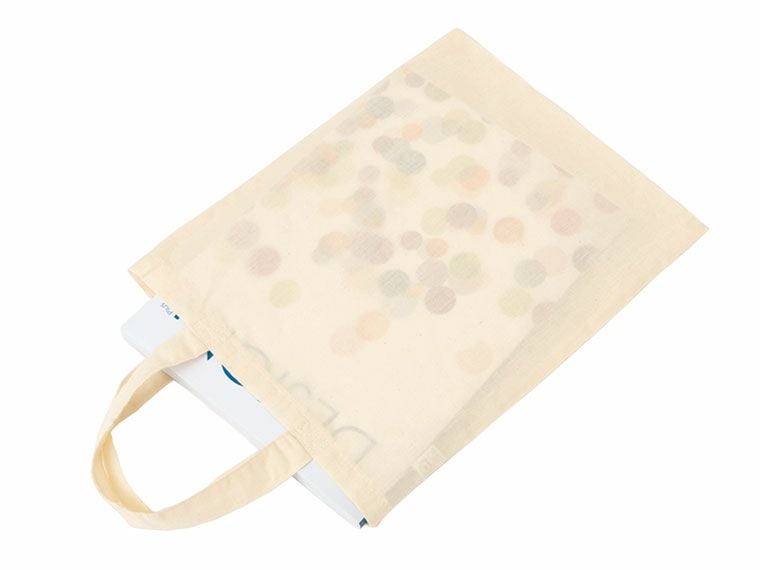A4コットンバッグ ナチュラルに冊子を入れたイメージ