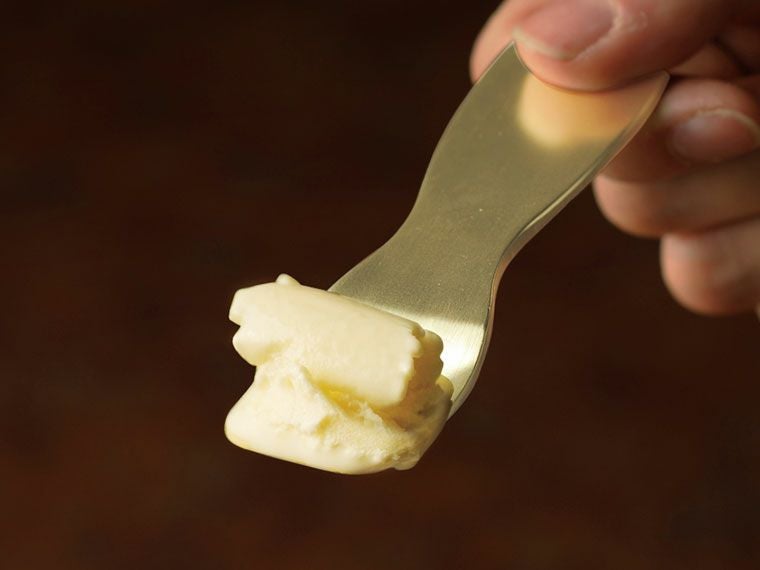 スプーンでアイスクリームをすくう