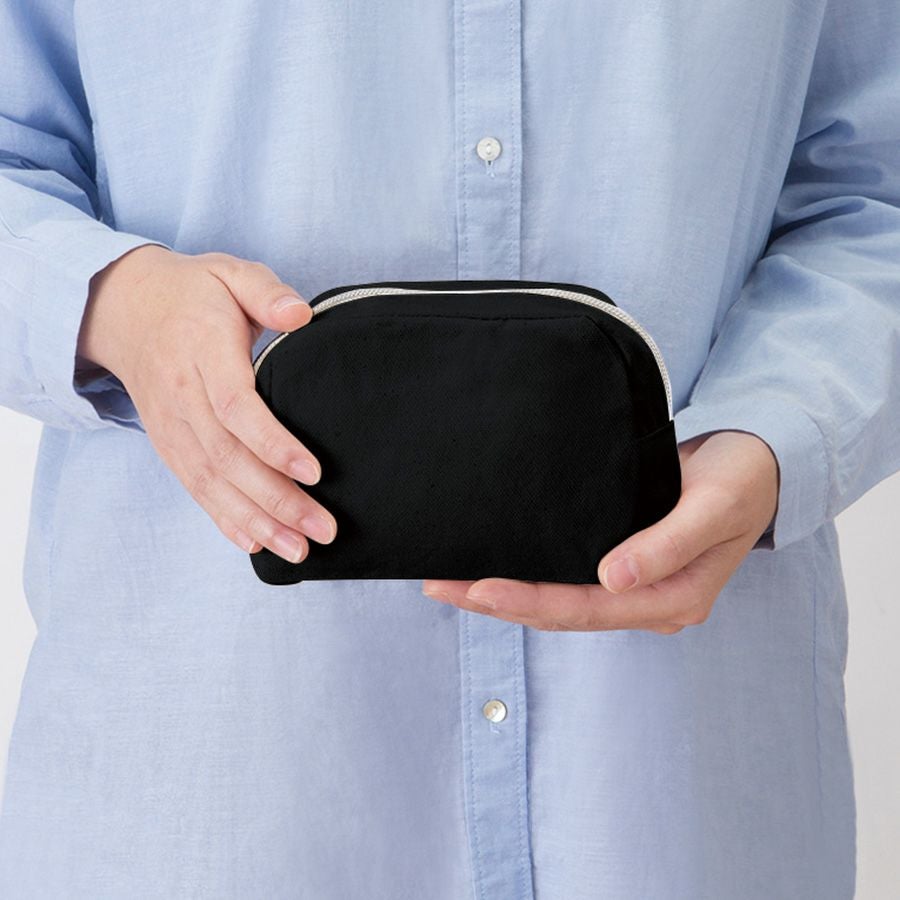 キャンバスファスナーポーチ(S)を手に持った画像