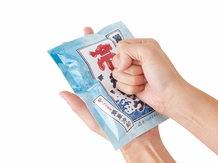 瞬間冷却パックをたたく