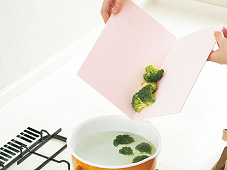 たためる まな板を二つ折りで食材を鍋に移す