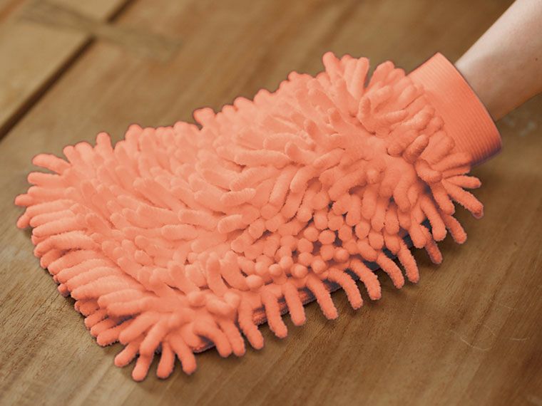 もふもふお掃除グローブでテーブルの掃除