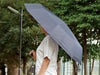 大判耐風UV折りたたみ傘（セミオートタイプ）の使用イメージ画像