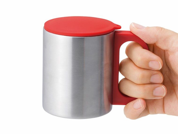 セルトナ・二重構造ステンレスマグカップ（蓋付き）の手持ちのイメージ画像