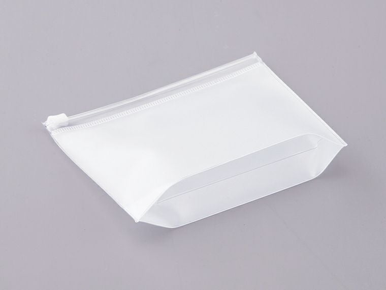 フロストクリアガゼットファスナーポーチ（S）の底面