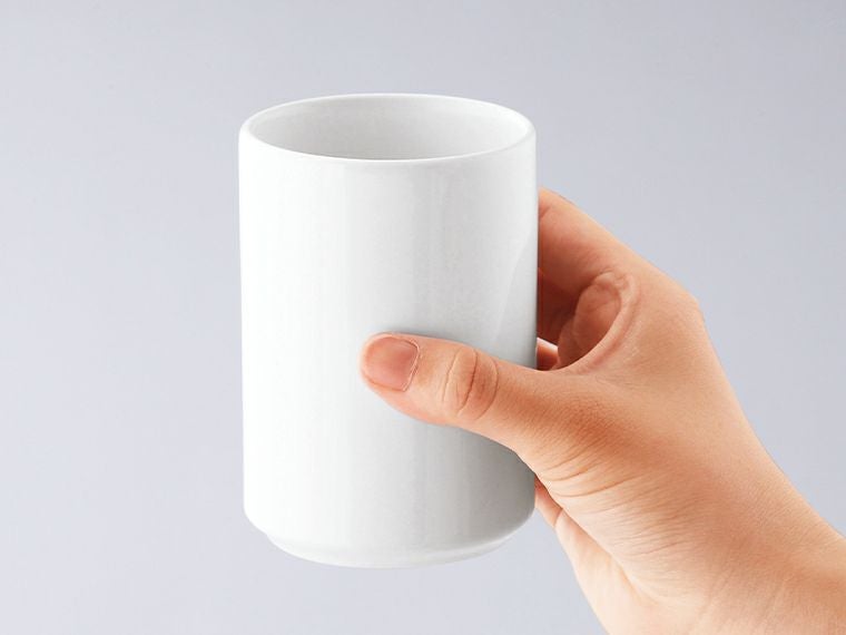 白湯呑を持ったサイズ