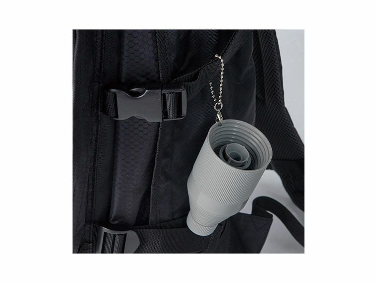 チェーンでバッグに装着