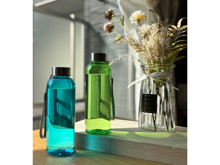 再生樹脂でできたクリアボトル500mlの使用イメージ