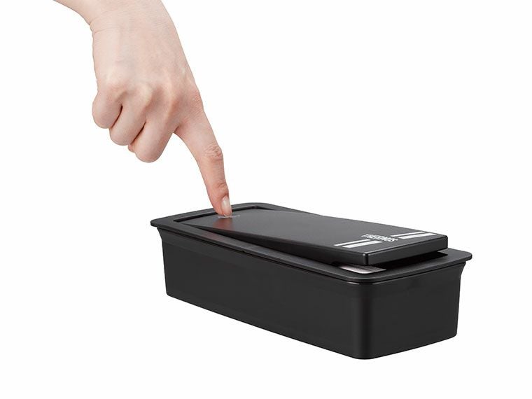 フタの隅を押すと簡単に開きます