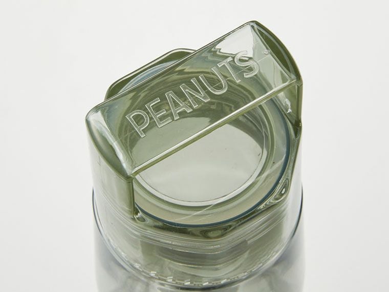 八角形のロゴ入りキャップ