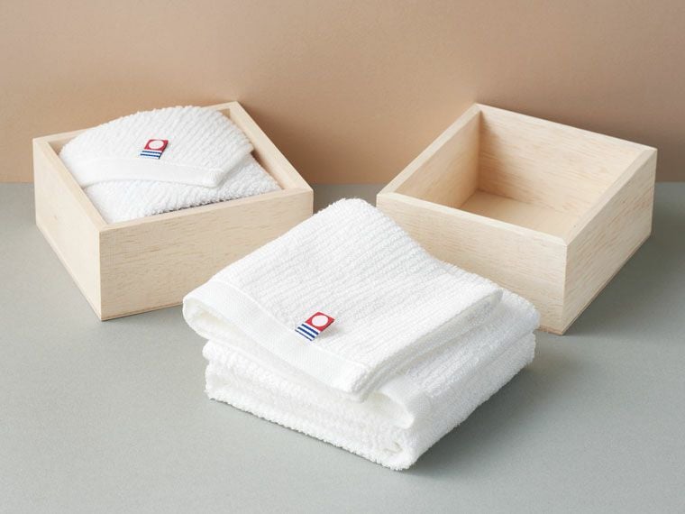 ギフトに最適な木箱入り