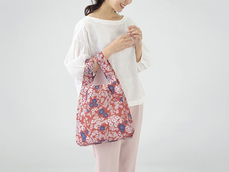 ルッテ／花柄エコバッグの使用イメージ