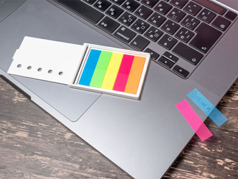 ケース入フィルムフセンとノートパソコン