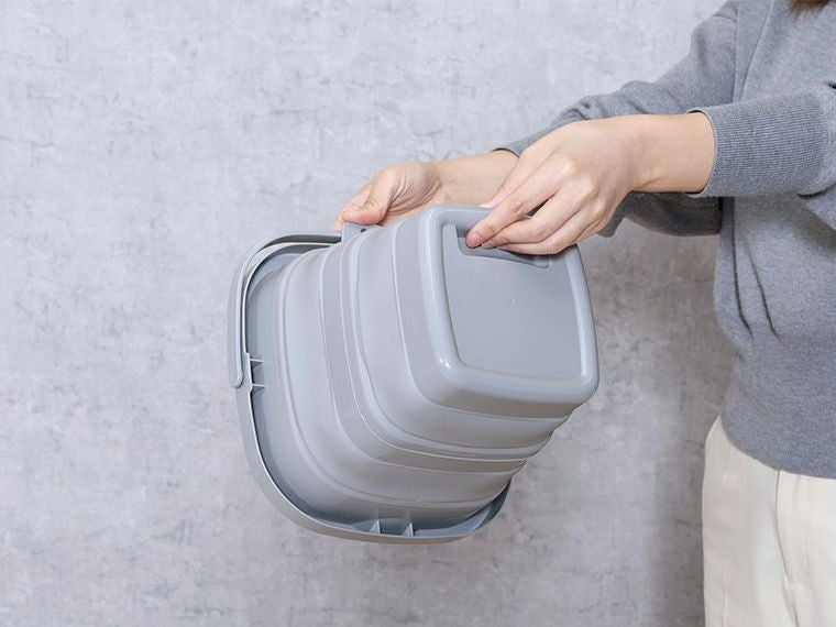  折りたたみバケツ5Lの底にはくぼみがあり手が掛けられます