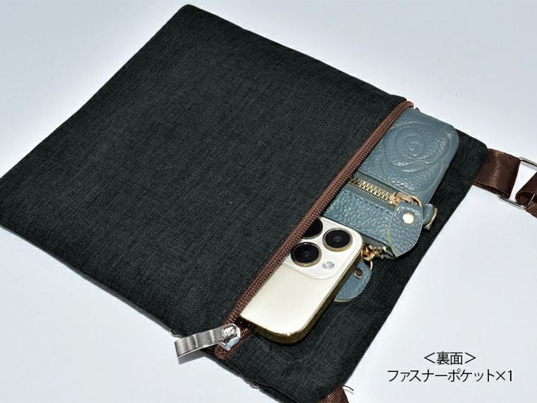 4ファスナーポケットショルダーバッグ使用イメージ