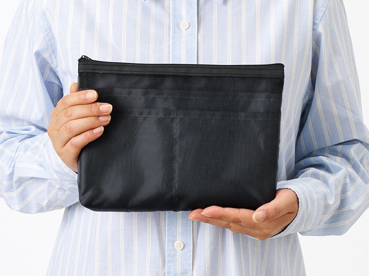 らくらく仕分けポーチ（M）を手に持ったサイズ感