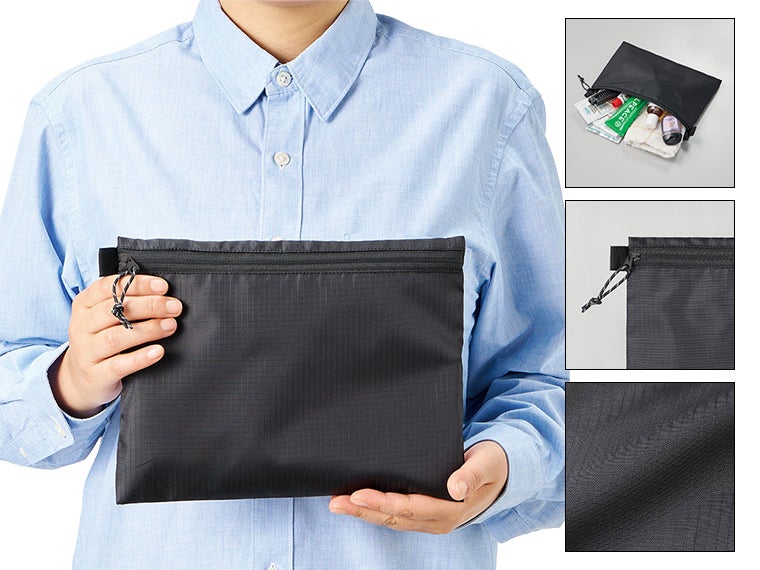 リップストップフラットポーチ（M）を手に持ったサイズ感