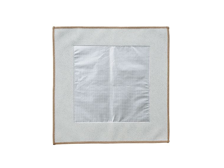 ピタッと巻ける保冷クロスの裏面にはアルミ蒸着フィルム加工が施されています