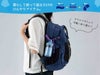 ウォーレ　クールタオル（カラビナボトル入）をリュックに吊り下げた画像