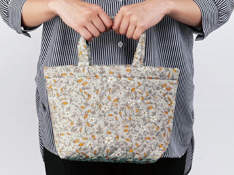 フィオリート・キルティングトートバッグはミニサイズです。