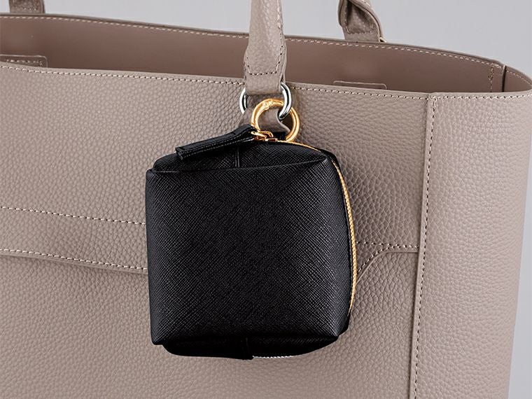 リングカラビナ付きスクエアポーチにはキーリングがあるので吊り下げられます