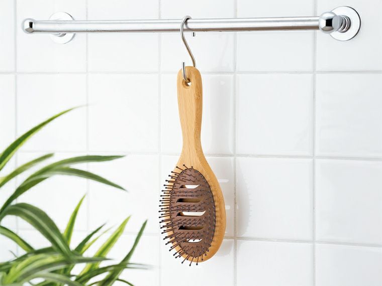 バンブーウインドヘアケアブラシは吊るして保管できます