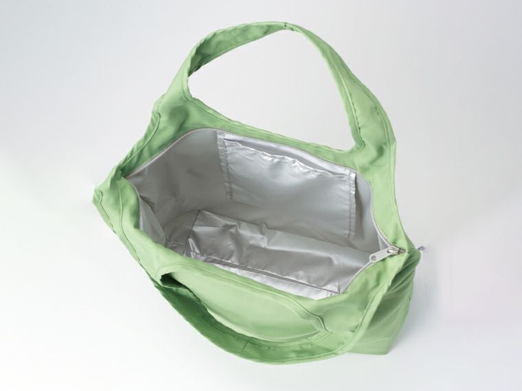 リル　再生PET保冷温ふんわりトートの内側はアルミコーティング加工なので折りたたみしやすいです。