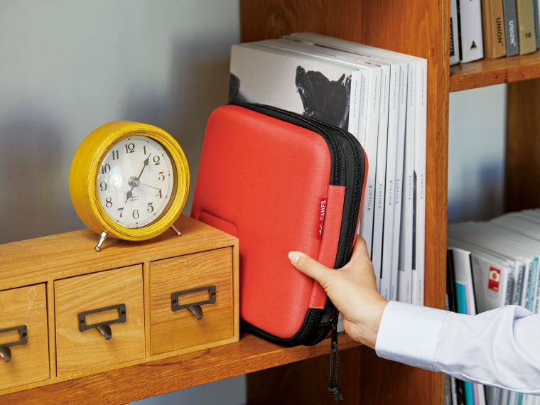 キャンプス ハードシェル収納保冷温バッグは折りたたむと薄くなりどこでも収納できます。