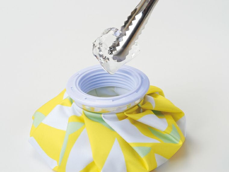 伊砂文様　氷のうは広口なので氷も入れやすいです。