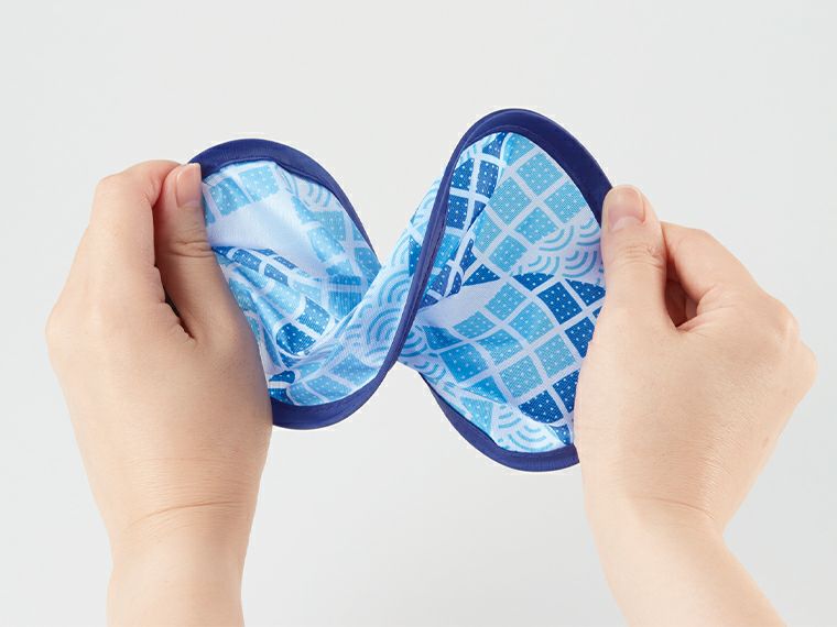 夏柄ポケットうちわは簡単にコンパクトに折りたためます。