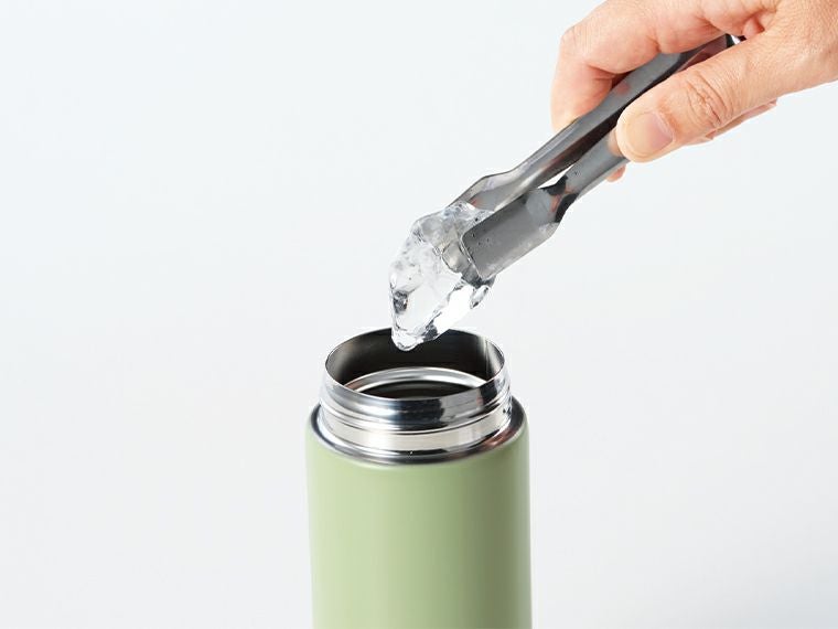 ワンプッシュ　真空保冷温ボトル300mlは氷も入れやすい広口設計です。