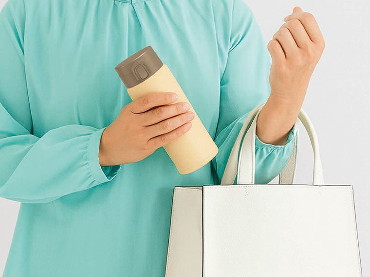 AI-07I エアリーナ 真空二重軽量ワンタッチボトル 350mlの使用イメージ