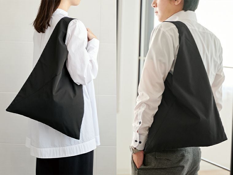 トライアングルトートバッグは肩掛けで持ち歩けます
