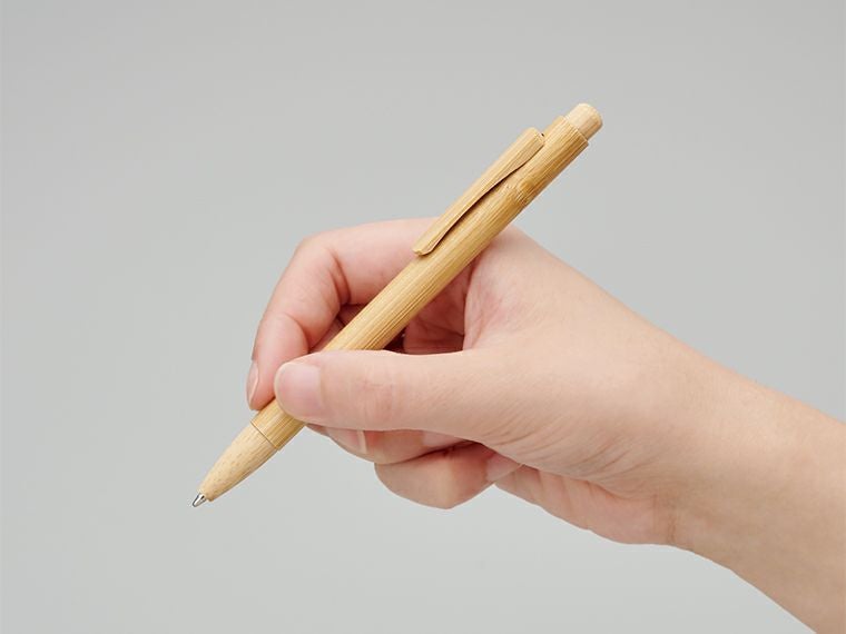 バンブーボールペンの使用イメージ