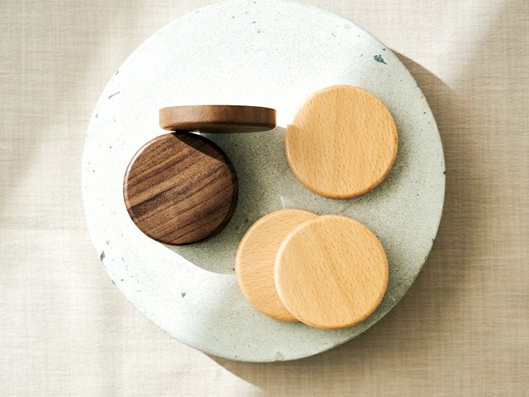 ウッド丸型マグネットはウォルナットとブナを使用しております。