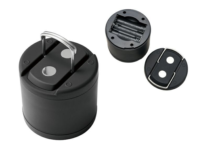 COBプッシュライトにはマグネットとフックがあるので手に持たずに使えます。