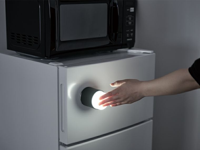 COBプッシュライトは底面のマグネットで貼り付けられます。