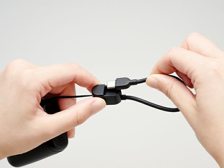 カイロチャージャーはストラップとケーブルが本体と一体化しております。