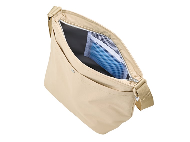 サーモス(THERMOS)品番保冷ショルダーバッグの内側には保冷剤用メッシュポケットがあります。