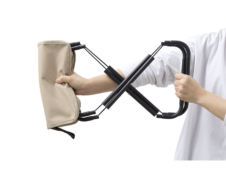 折りたたみ椅子は脚部分が折りたためるのでコンパクトにできます。