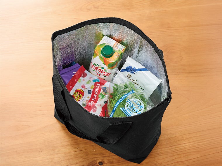 どでか保冷温トートの内側はアルミ蒸着フィルム加工が施されております。