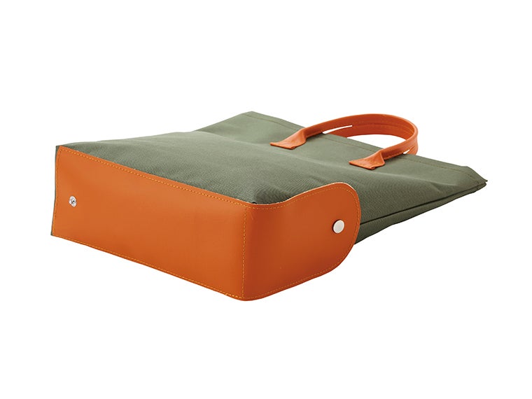 折りたたみカラートートの本体側面にあるボタンを留めるとマチが作れます。