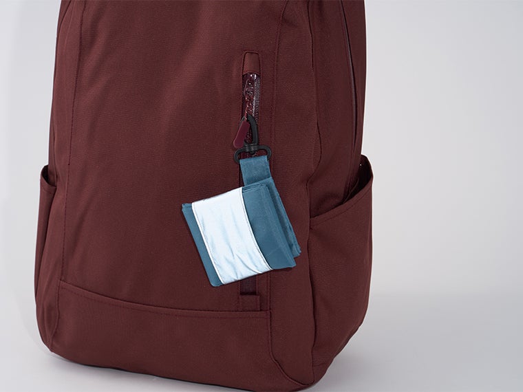 ｅＴＯＮＥ　リフレクター付きエコバッグにはカラビナ付きなのでリュックに吊り下げれらます。