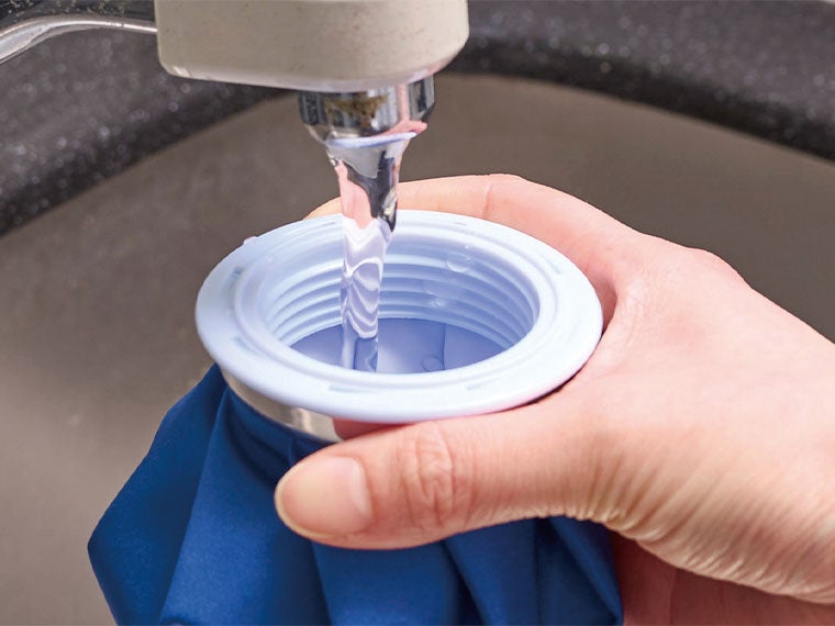 コンパクト氷のうは広い口径で水や氷が入れやすい！