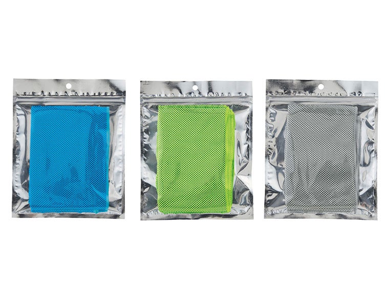 涼感タオルはジッパーケース入りです。