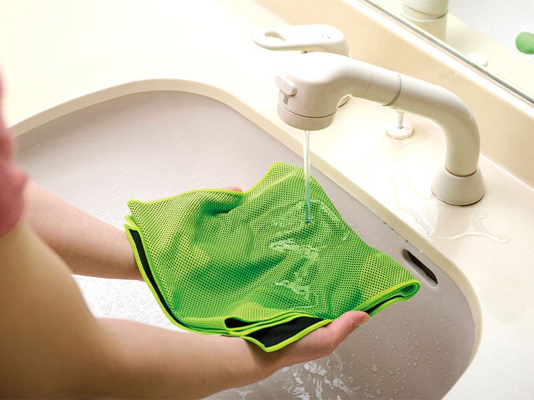 涼感タオルは水で濡らして軽く絞って振れば即ひんやり！