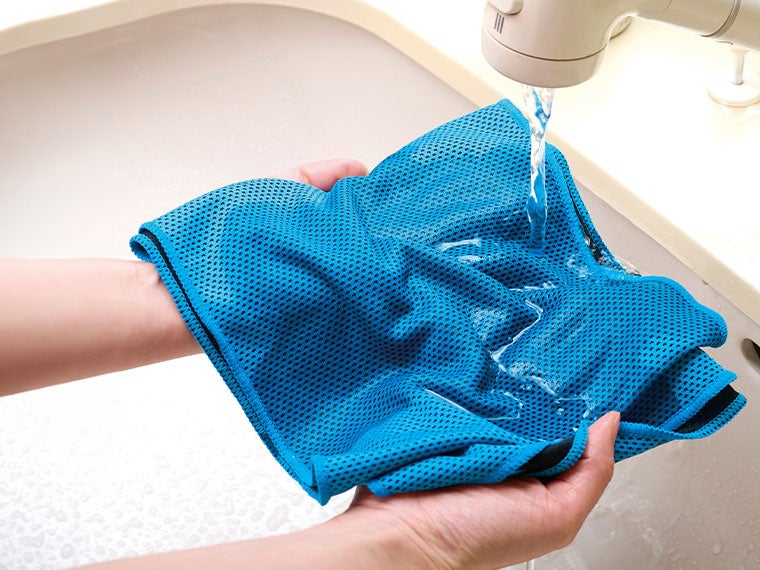 コンパクトボトルインクールタオルは水に濡らして軽く絞って振ってひんやり！