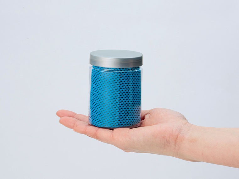 コンパクトボトルインクールタオルはコンパクトなケース入り！