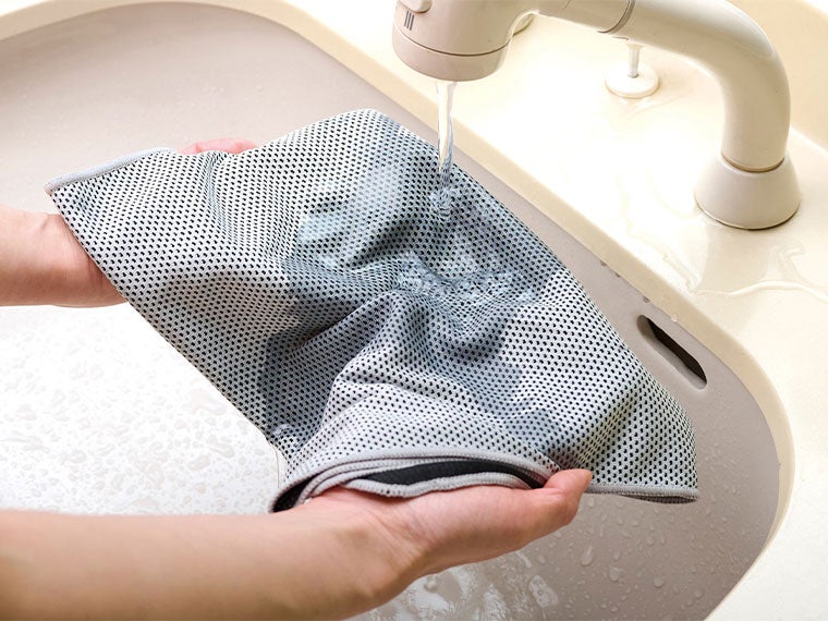 ボトルインクールタオルは水に濡らして軽く絞って振ってひんやり！