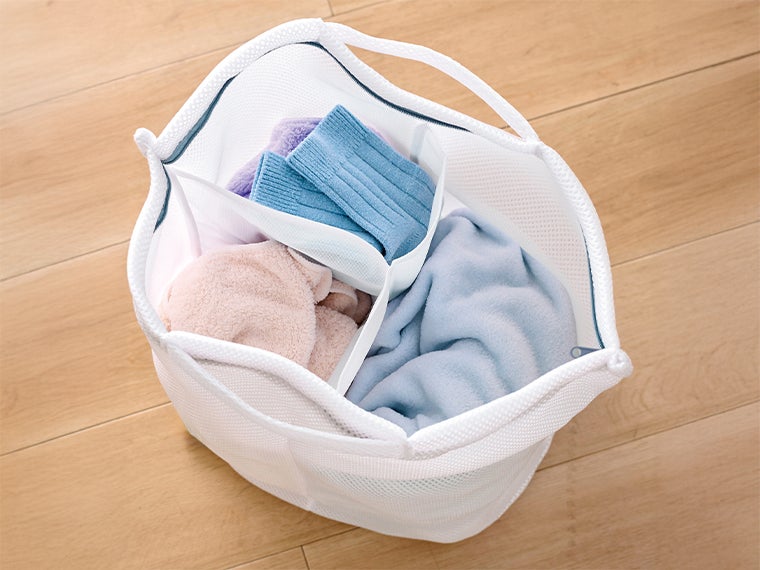 ３ポケットランドリーバッグは洗濯物を仕分けして入れられます。